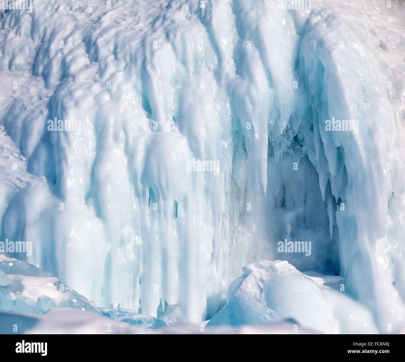 Eiszapfen an der Eiswand Stockfoto