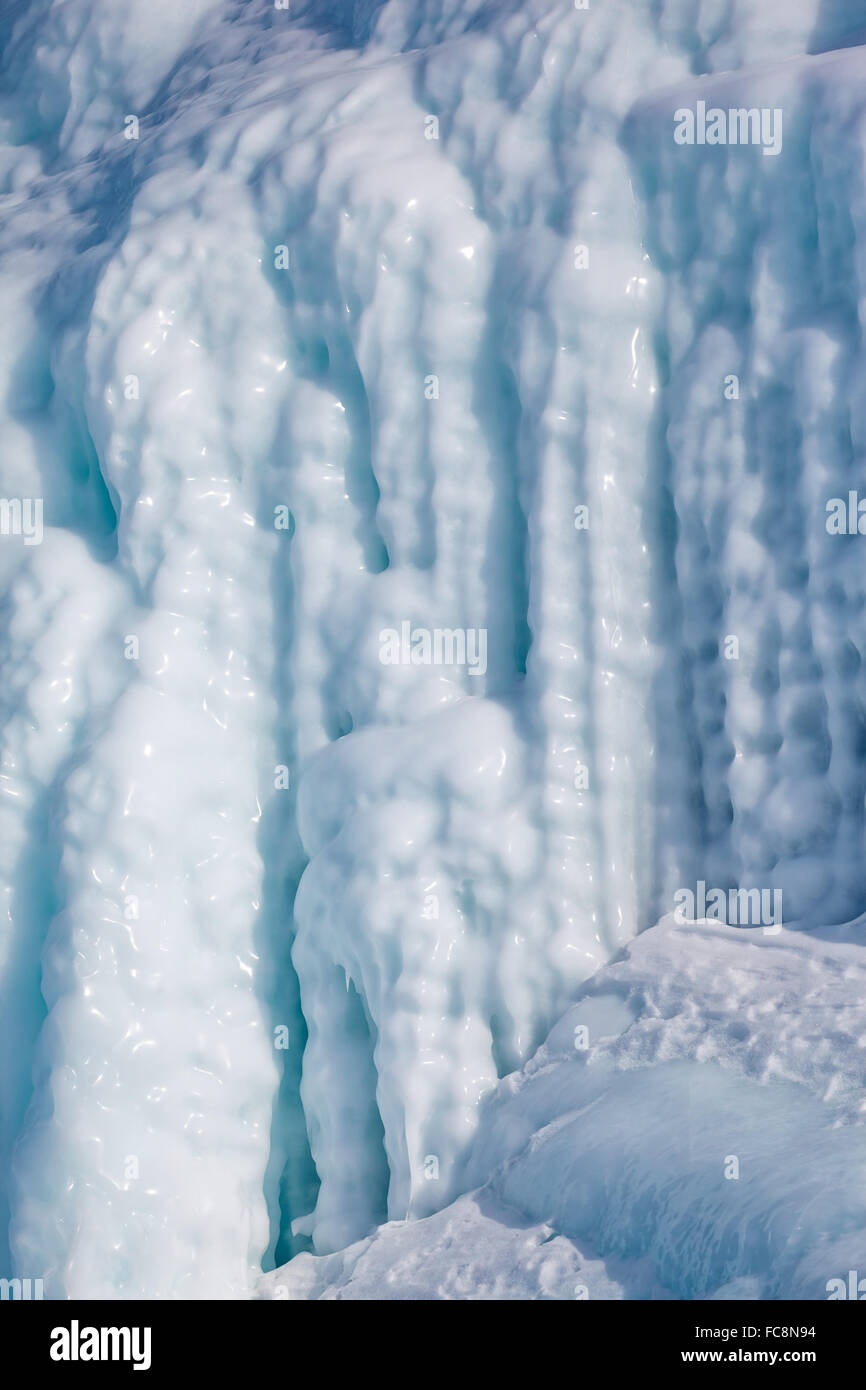 Eiszapfen an der Eiswand Stockfoto