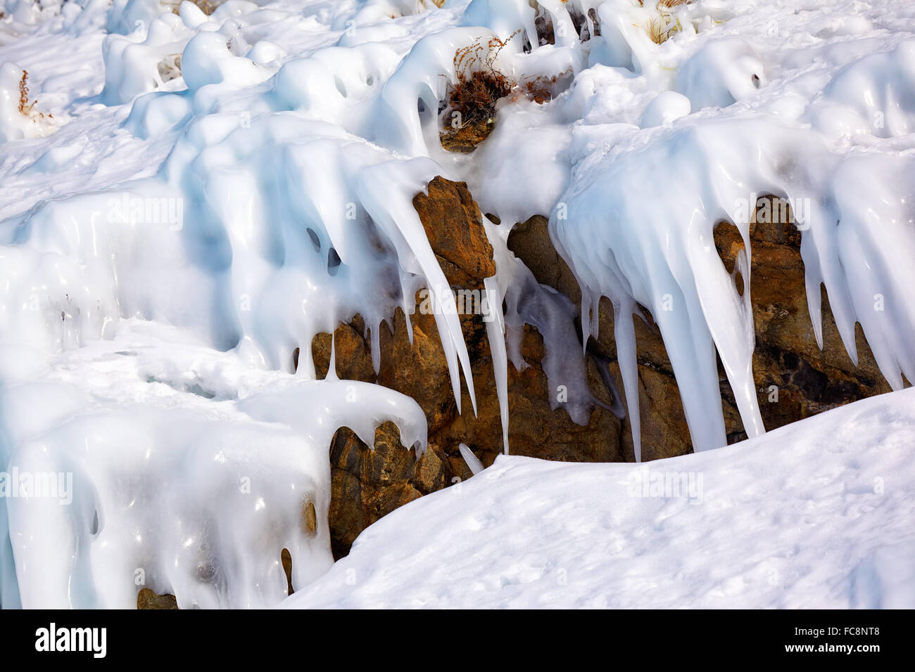 Über Felsen Mauer am Baikal-See im Winter Eis Stockfoto