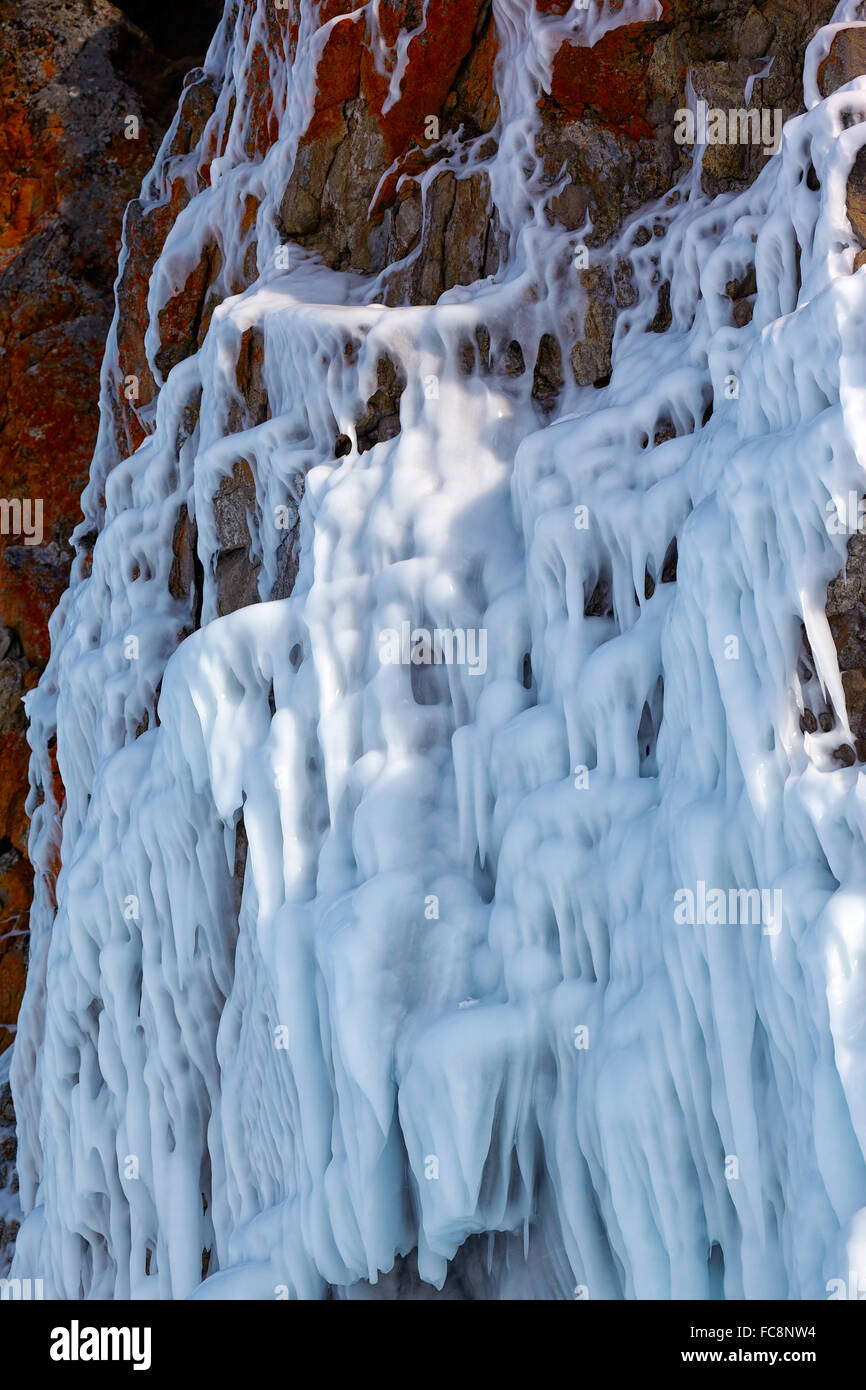 Über Felsen Mauer am Baikal-See im Winter Eis Stockfoto