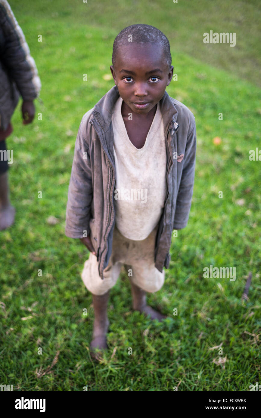 Bildnis eines Knaben in Uganda, Bwindi Impenetrable Nationalpark, Afrika Stockfoto