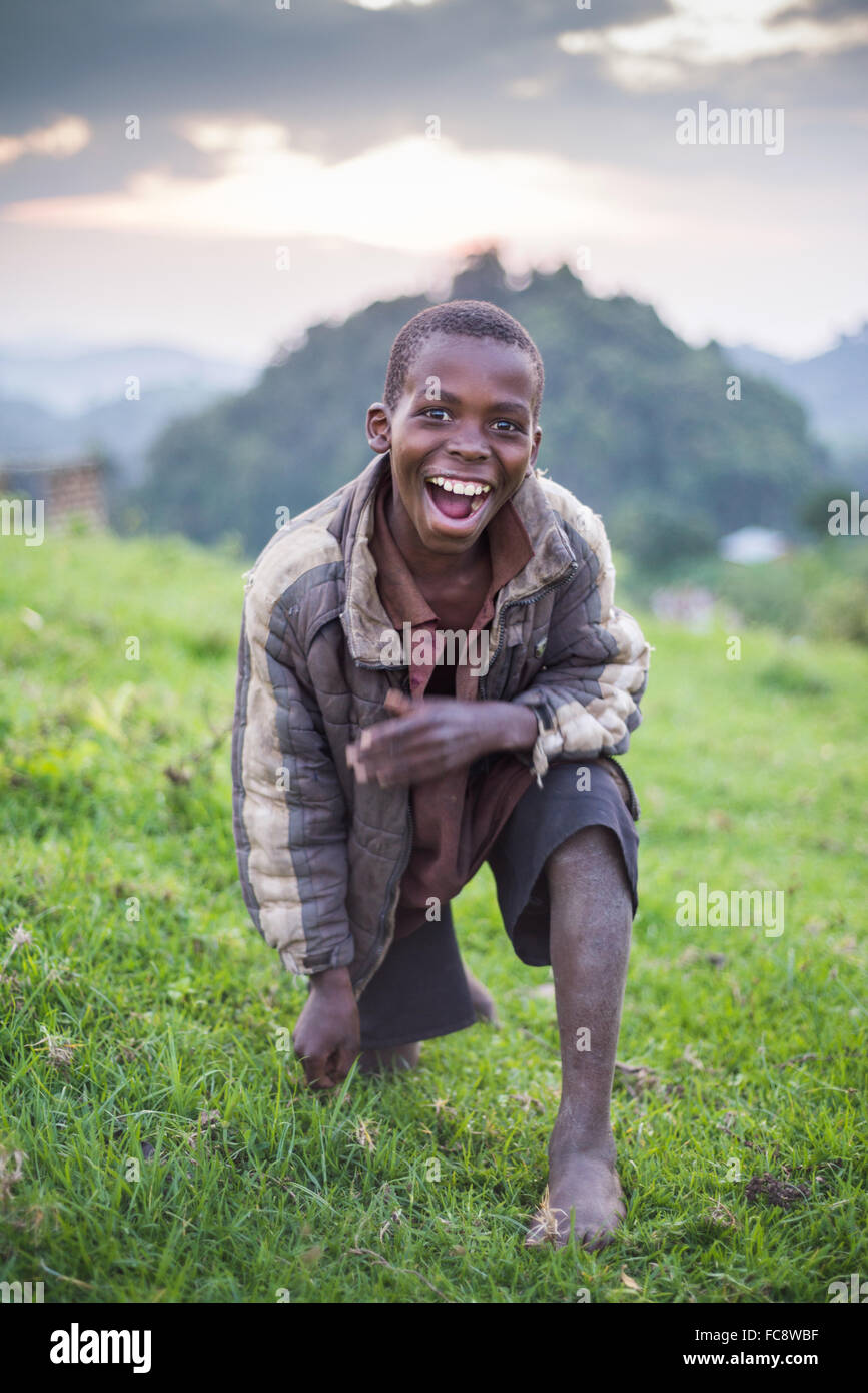 Bildnis eines Knaben in Uganda, Bwindi Impenetrable Nationalpark, Afrika Stockfoto