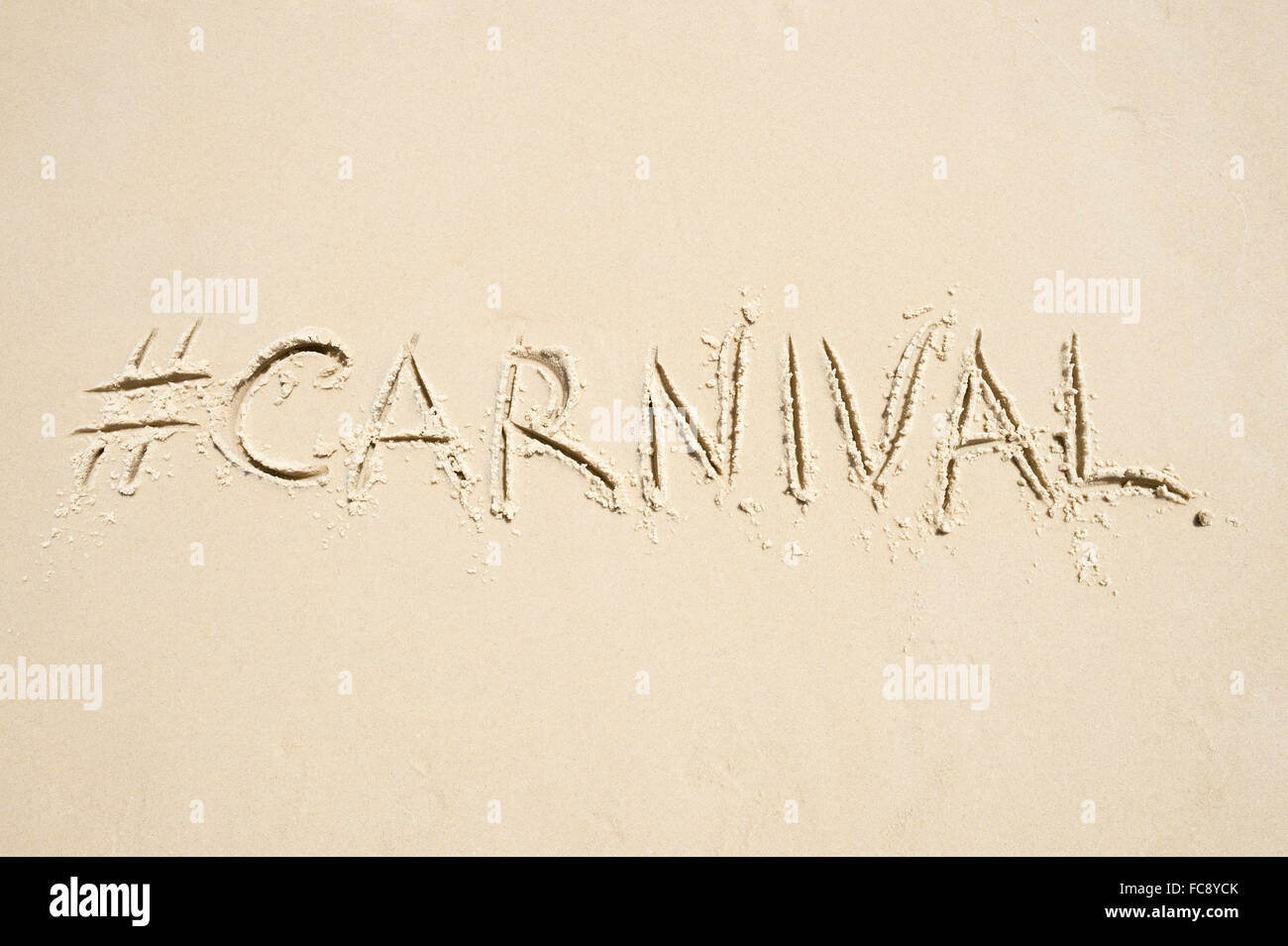 Hashtag-social Media-Nachricht für Karneval (Carnaval in portugiesischer Sprache geschrieben) geschrieben in weichen Sand am Strand von Rio De Janeiro Stockfoto