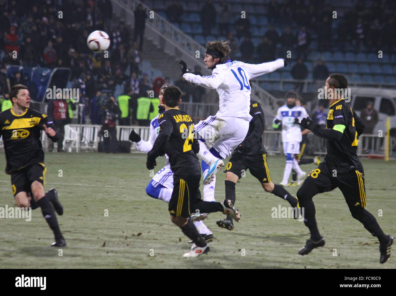 Kiew, UKRAINE - 15. Dezember 2010: Artem Milevskiy von Dynamo Kiew (C in weiß) kämpft für eine Kugel mit FC Sheriff Tiraspol Spielern während der UEFA Europa League-Spiel am 15. Dezember 2010 in Kiew, Ukraine Stockfoto