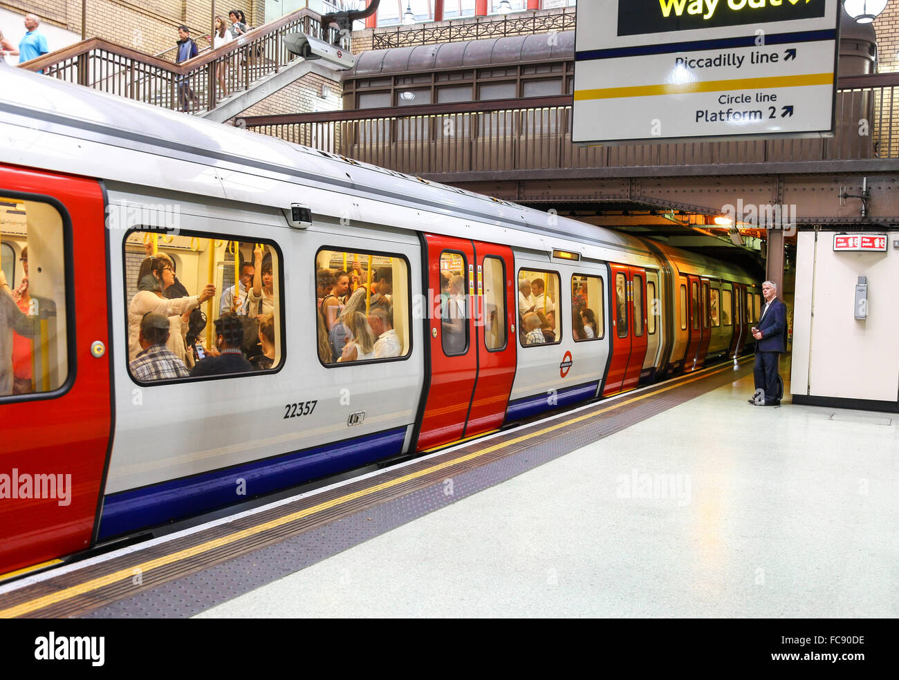 Ein verpackt Pendler Londoner U-Bahn u-Bahn am Bahnsteig an der Gloucester Road Station Stockfoto