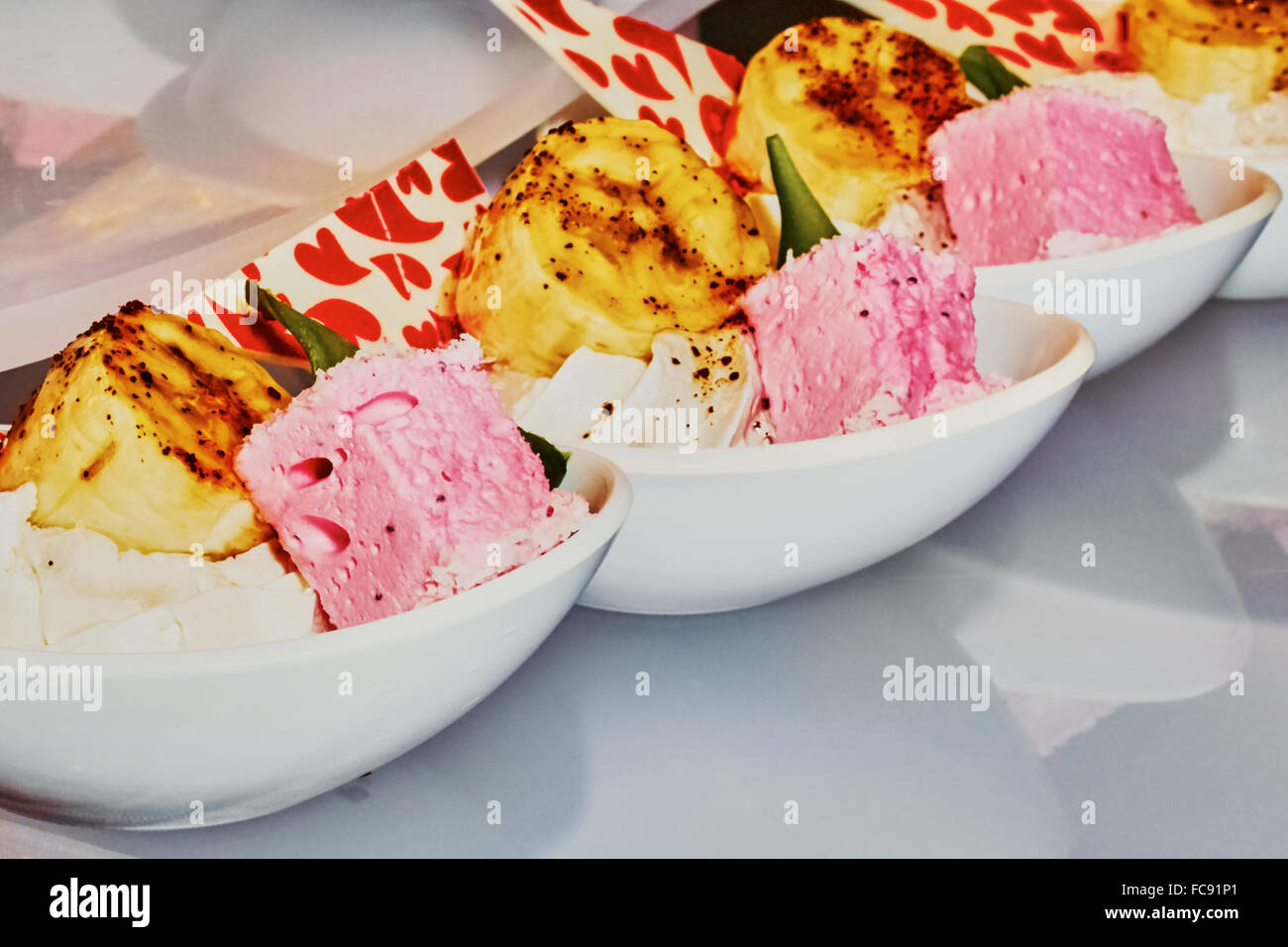 Süße Kuchen auf einem Teller (Buffet) Stockfoto