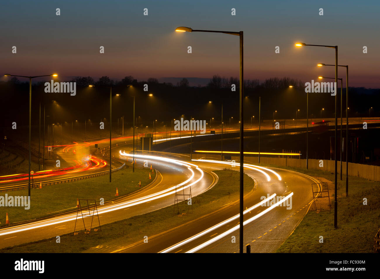 A45-Straße in der Nähe von Birmingham Airport in der Abenddämmerung, UK Stockfoto