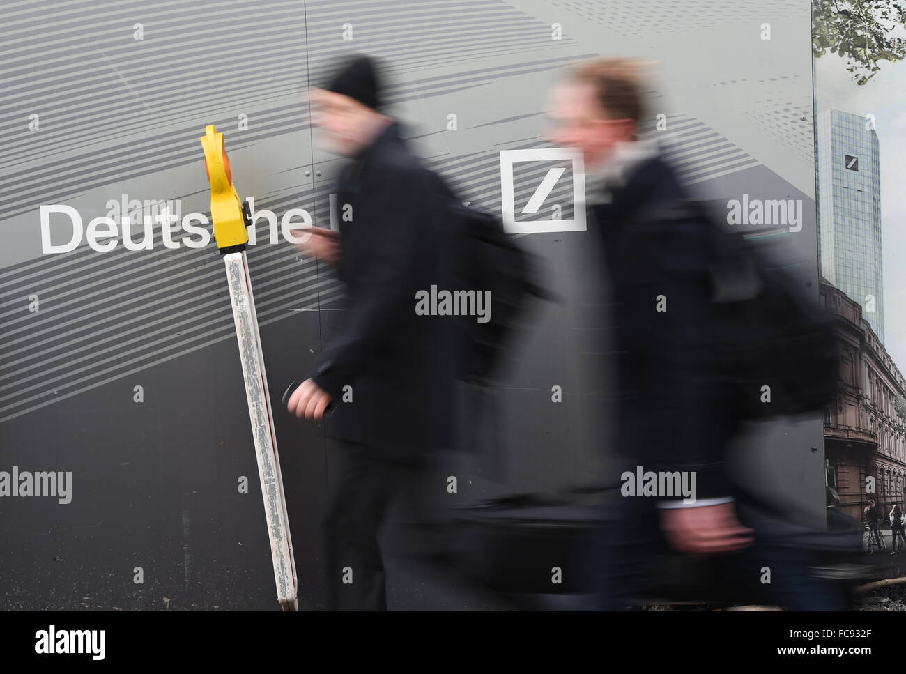 Zwei Männer gehen vorbei an einem Bauzaun geschrieben mit "Deutsche Bank" in Frankfurt Am Main, Deutschland, 21. Januar 2016. Die Deutsche Bank ist tiefer in den roten Zahlen als befürchtet. Foto: ARNE DEDERT/dpa Stockfoto