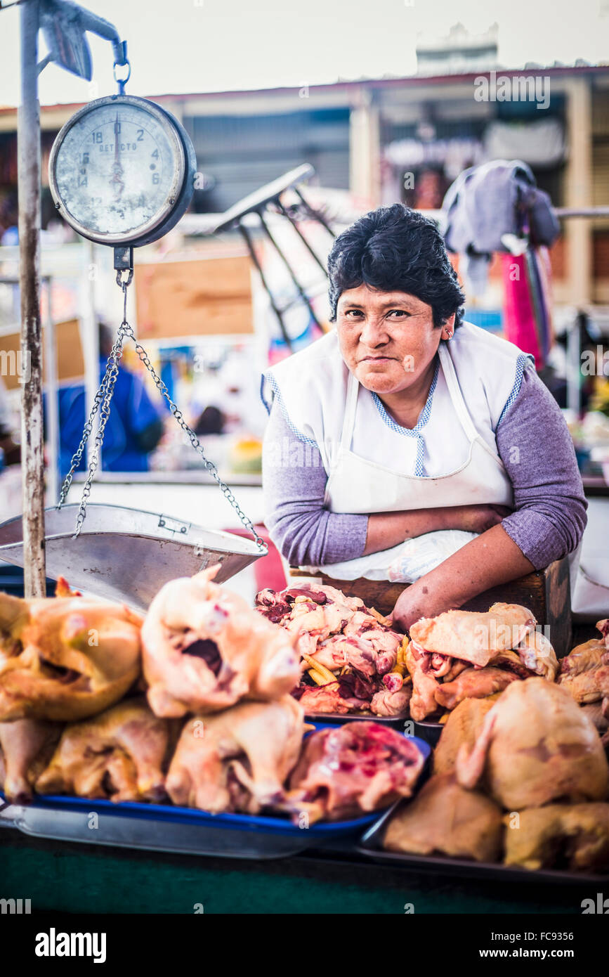 Porträt des peruanischen Frau verkaufen Fleisch an San Camilo Markt (Mercado San Camilo), Arequipa, Peru, Südamerika Stockfoto
