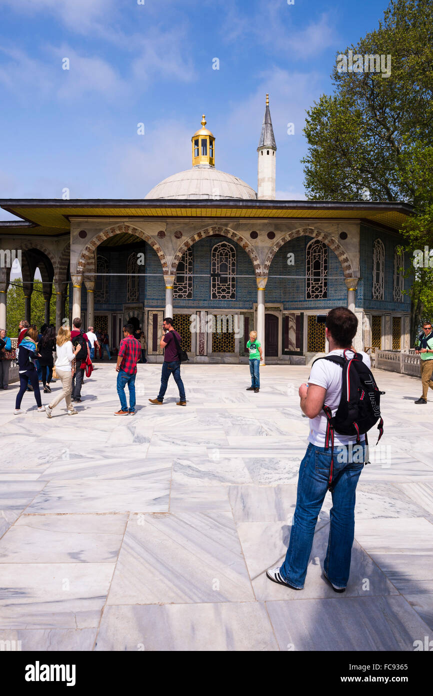 Touristen, die Besichtigung Topkapi-Palast, UNESCO-Weltkulturerbe, Istanbul, Türkei, Europa Stockfoto