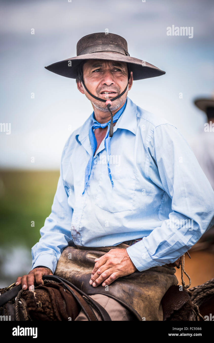 Gauchos auf einer traditionellen argentinischen Rinderfarm Estancia San Juan de Poriahu, Ibera Feuchtgebiete, Provinz Corrientes, Argentinien Stockfoto