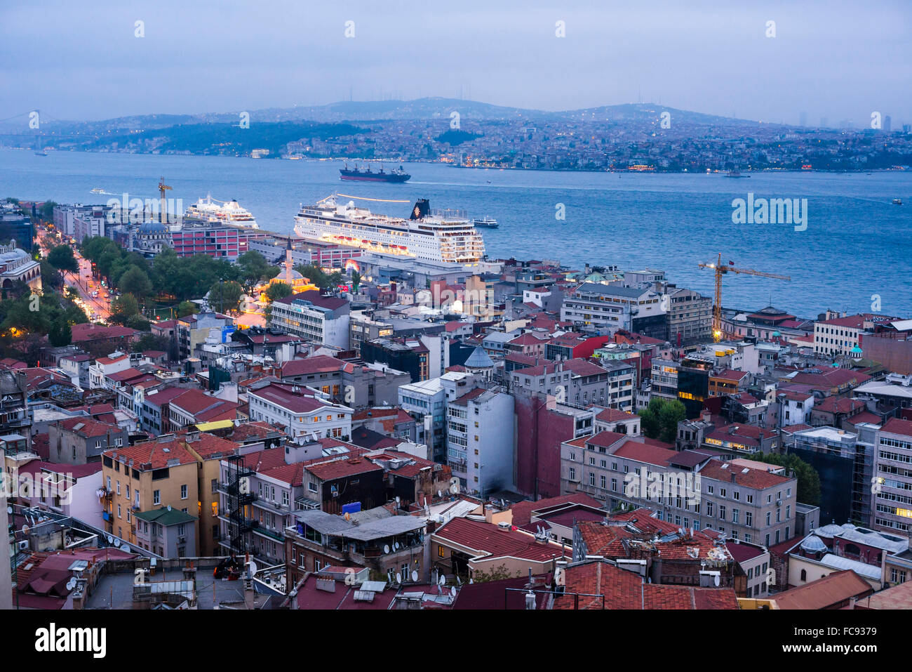 Bosporus und Kreuzfahrt Schiff in der Nacht vom Galata Turm, Istanbul, Türkei, Europa Stockfoto