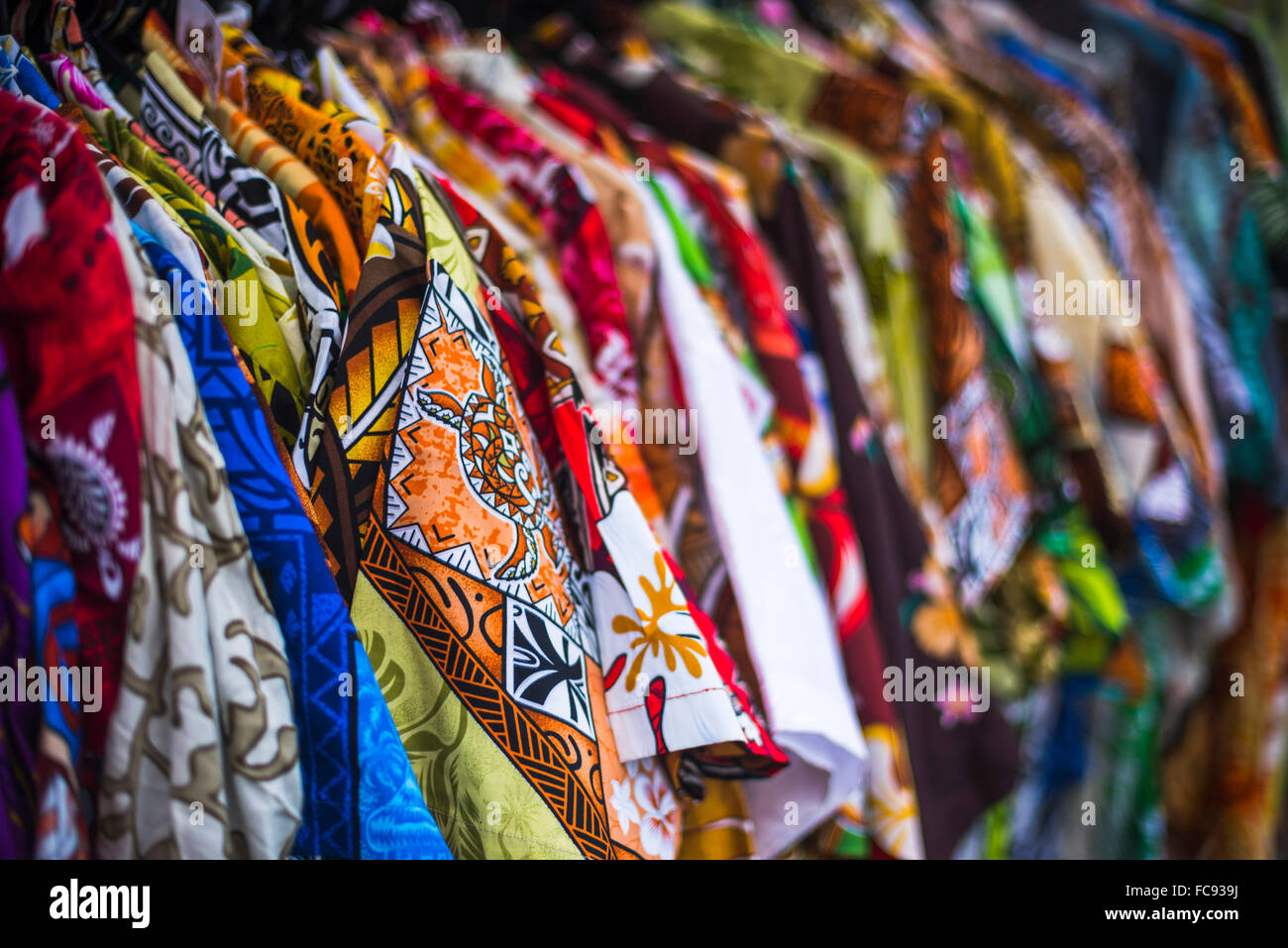 Hawaiian Shirts für Verkauf auf Rarotonga Samstagsmarkt (Punanga Nui), Avarua Stadt, Cook-Inseln, South Pacific, Pazifik Stockfoto