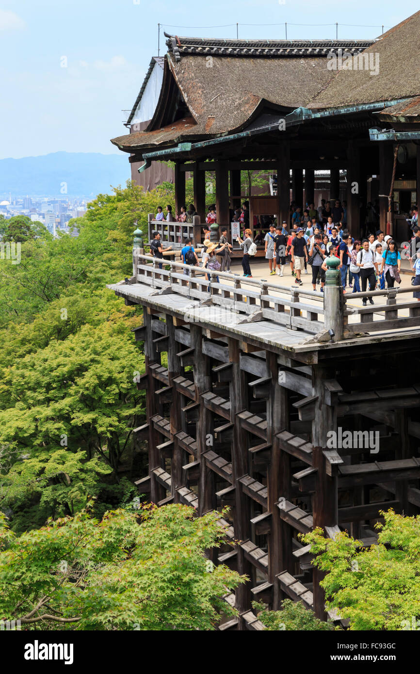 Haupthalle, beschäftigt Hang Veranda mit riesigen hölzernen Säulen, Kiyomizu-Dera-Tempel in Sommer, südlichen Higashiyama, Kyoto, Japan Stockfoto