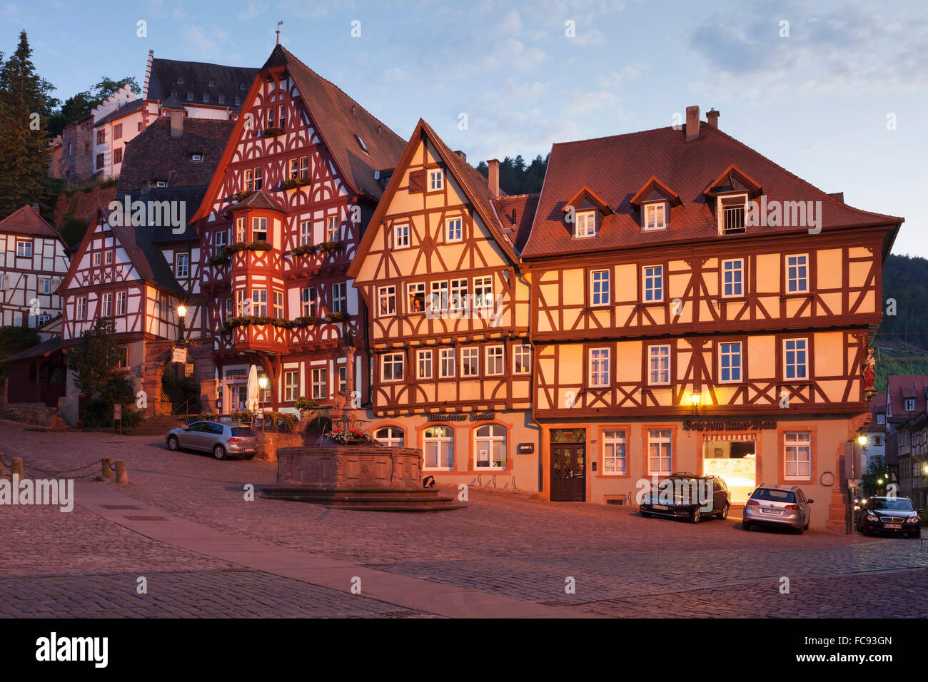 Marktplatz mit Fachwerkhäusern und Mildenburg Schloss, alte Stadt Miltenberg, Franken, Bayern, Deutschland, Europa Stockfoto