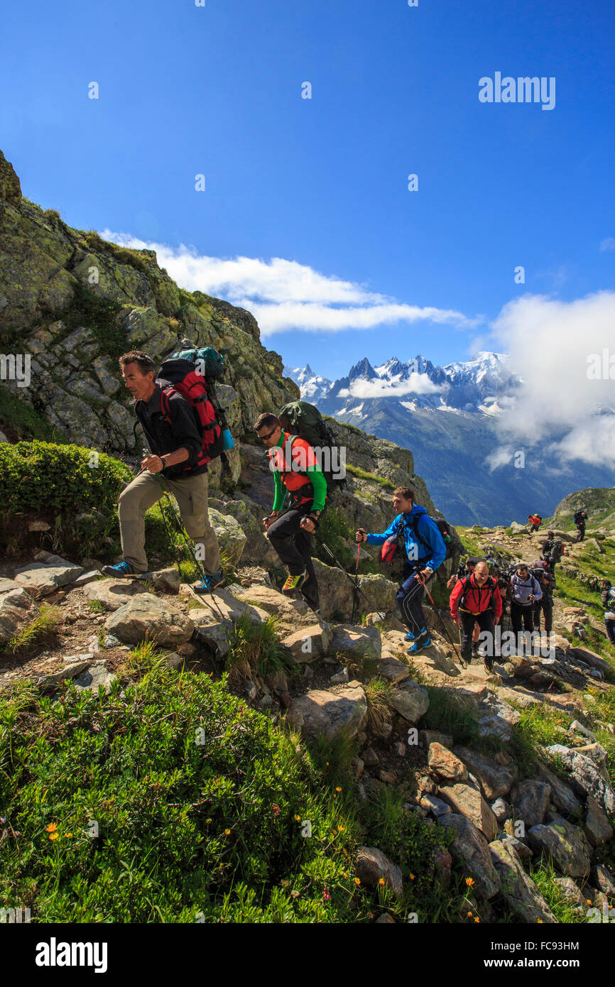 Wanderer auf den felsigen Pfaden rund um den Lac De Cheserys an einem sonnigen Sommermorgen, Chamonix, Haute Savoie, Französische Alpen, Frankreich Stockfoto