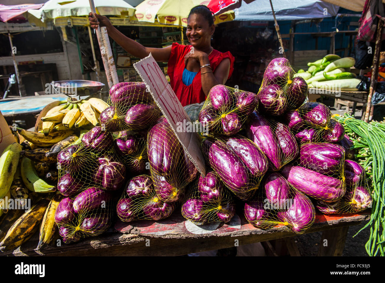 Riesige Auberginen zu verkaufen, Stabroek Markt, Georgetown, Guyana, Südamerika Stockfoto