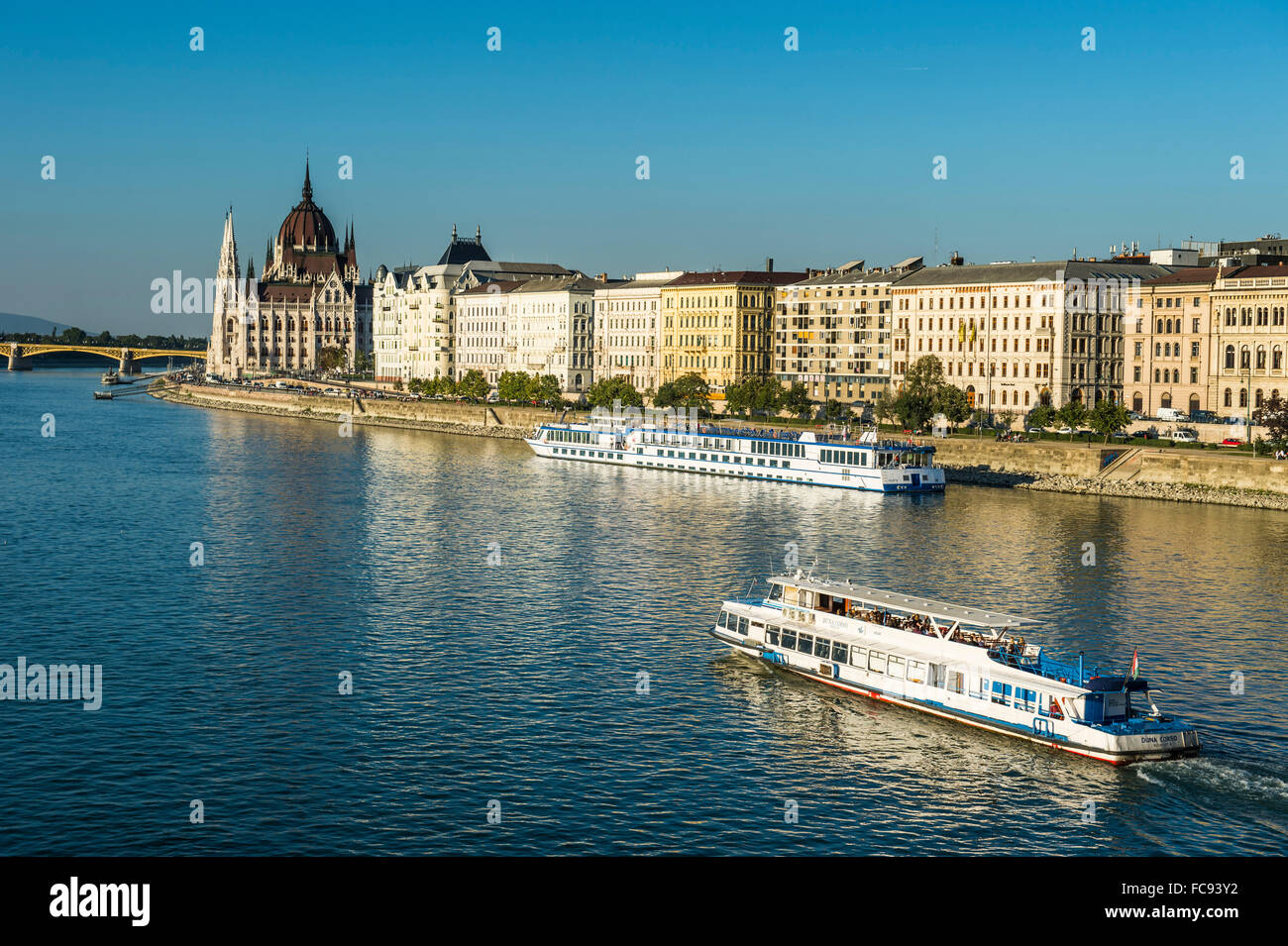 Kleine Fähren auf der Donau vor dem Panorama von Pest, Budapest, Ungarn, Europa Stockfoto