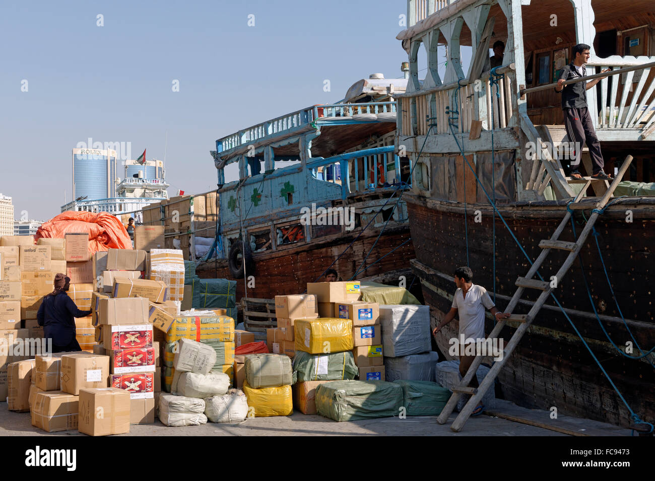 Handel mit Dhaus an den Docks des Dubai Creek, Deira, Dubai, Vereinigte Arabische Emirate, Naher Osten Stockfoto