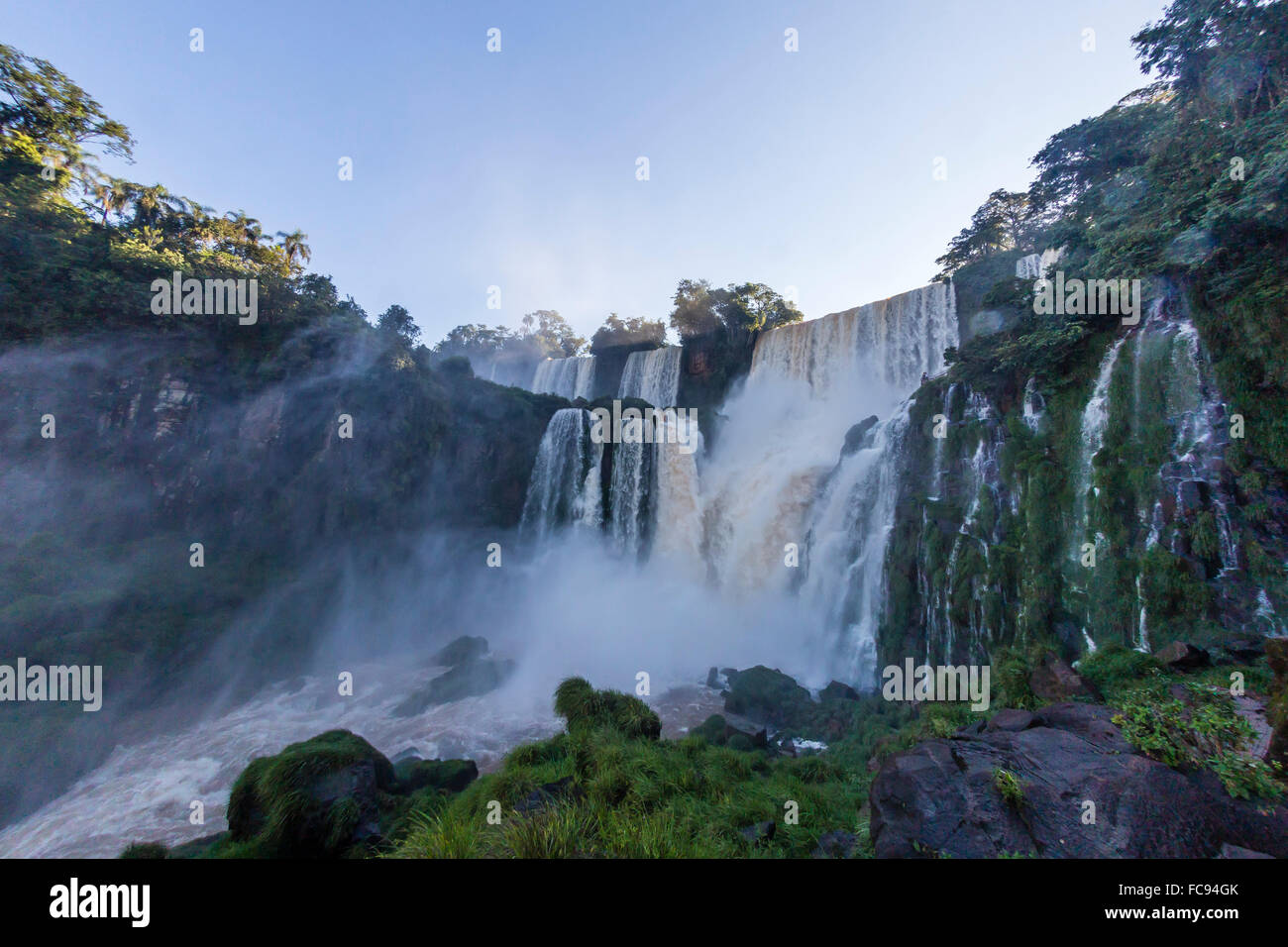 Ein Blick von der unteren Spur, Iguazu Falls National Park, UNESCO-Weltkulturerbe, Misiones, Argentinien, Südamerika Stockfoto