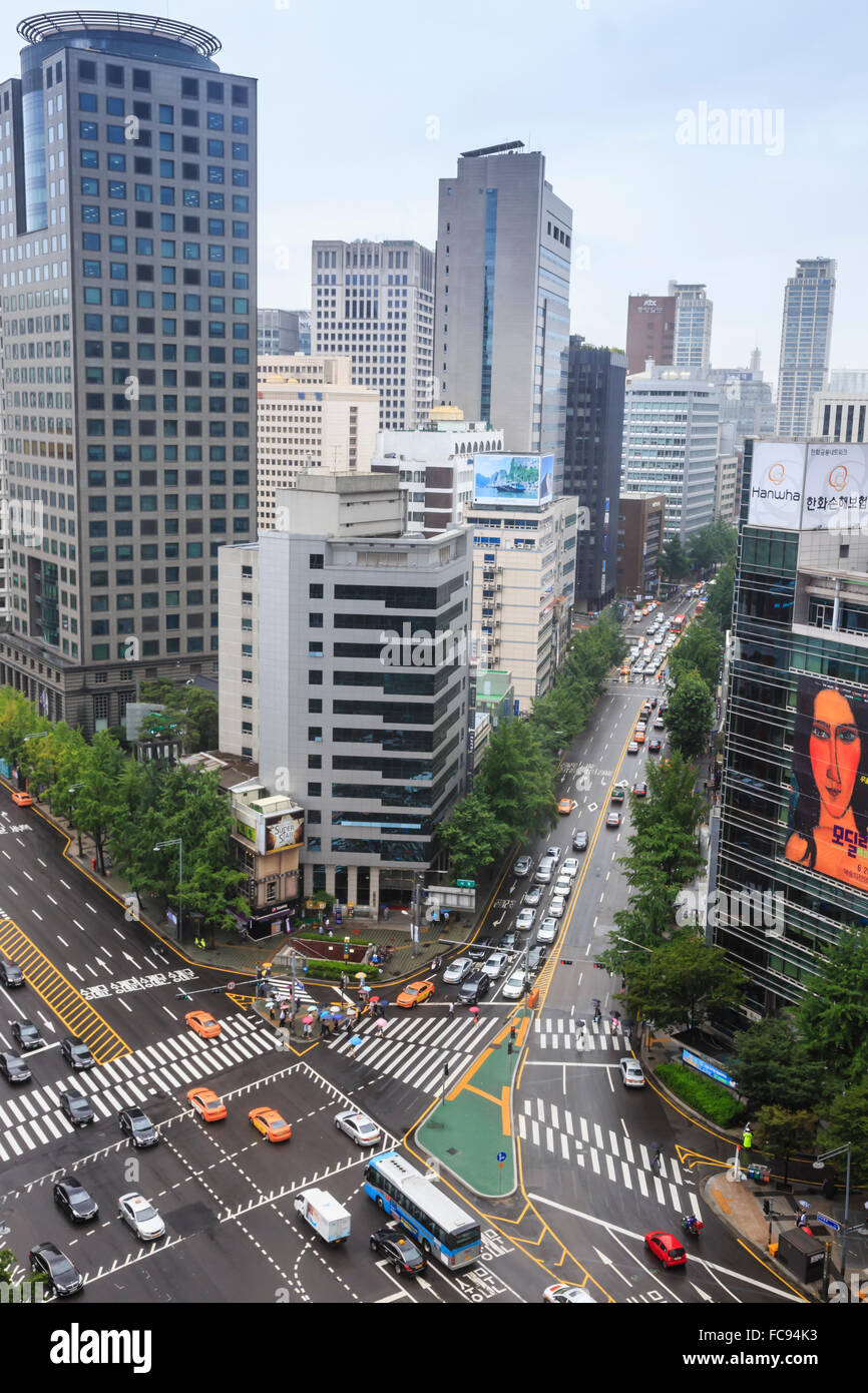 Erhöhten Blick auf einer belebten Zentrum Straße und Hochhäuser an einem regnerischen Sommertag, Rathaus Bereich, Seoul, Südkorea Stockfoto
