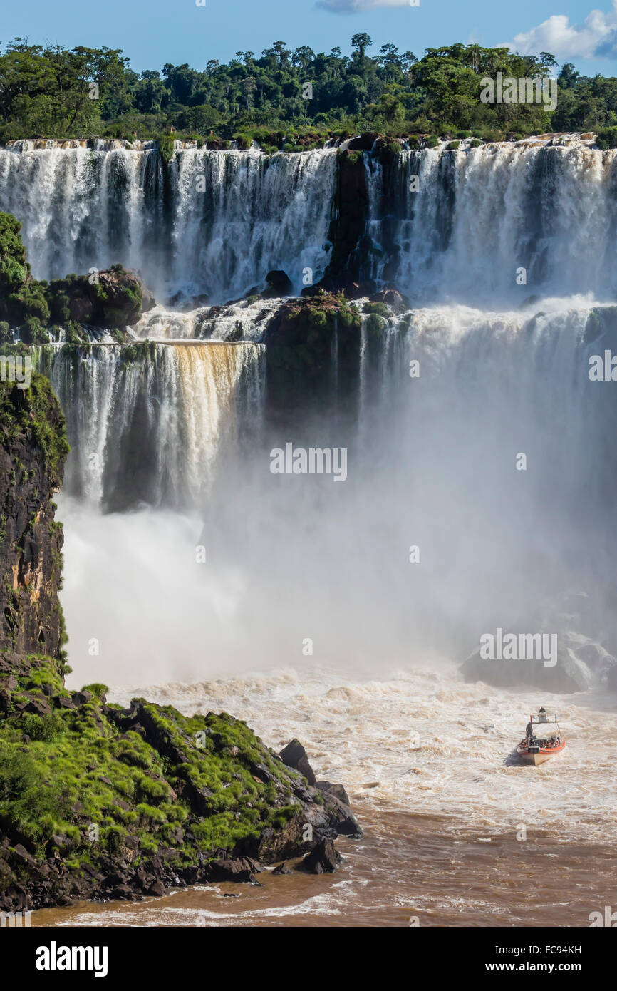 Eine Bootstour am Fuße des Wasserfalls, Iguazu Falls National Park, UNESCO-Weltkulturerbe, Misiones, Argentinien Stockfoto