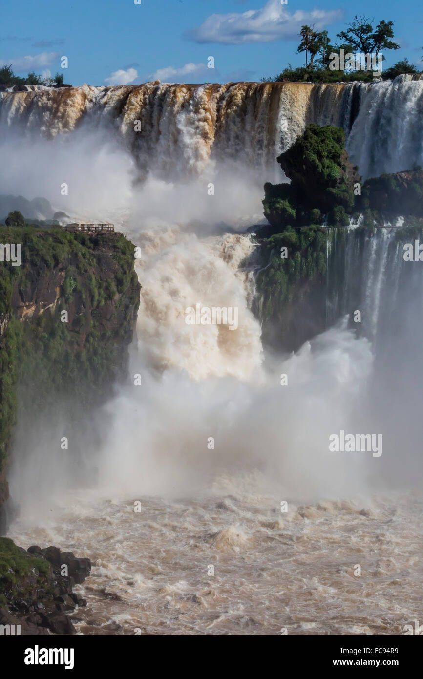 Ein Blick von der oberen Höhenweg, Iguazu Falls National Park, UNESCO-Weltkulturerbe, Misiones, Argentinien, Südamerika Stockfoto
