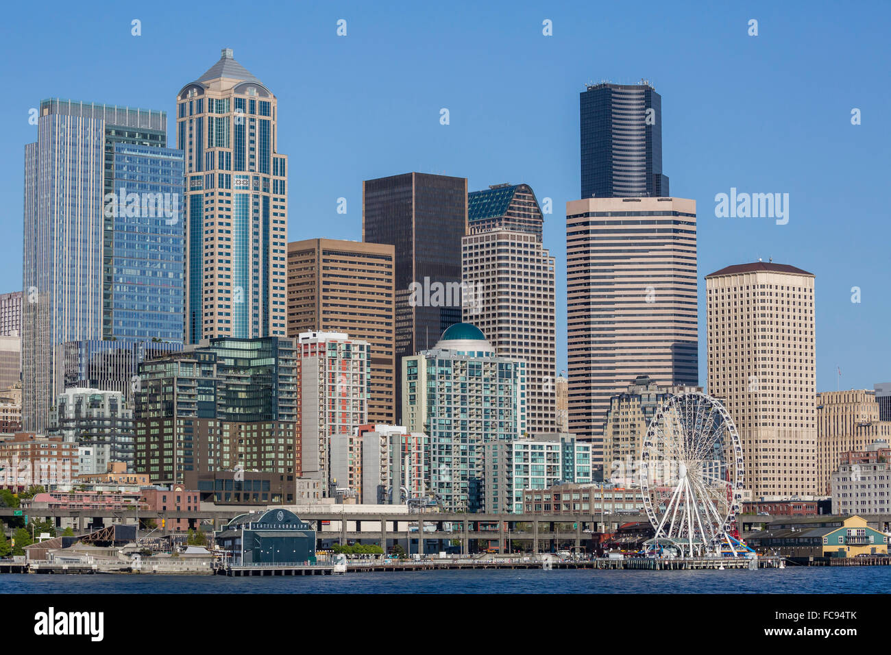 Ein Blick vom Puget Sound von der Innenstadt von der Hafenstadt Stadt Seattle, King County, Washington State, USA Stockfoto