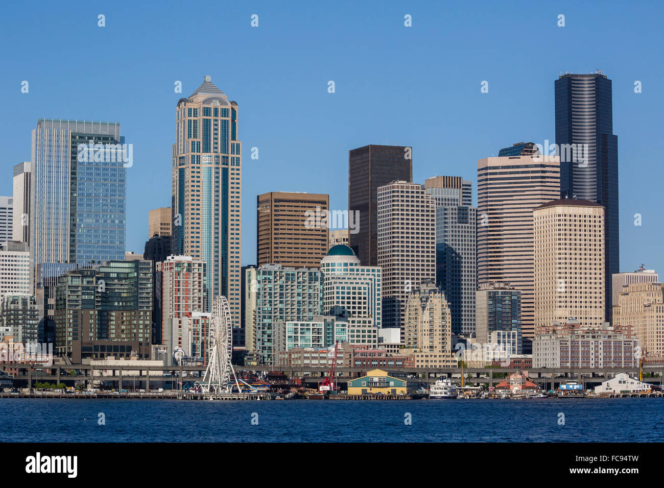 Ein Blick vom Puget Sound von der Innenstadt von der Hafenstadt Stadt Seattle, King County, Washington State, USA Stockfoto