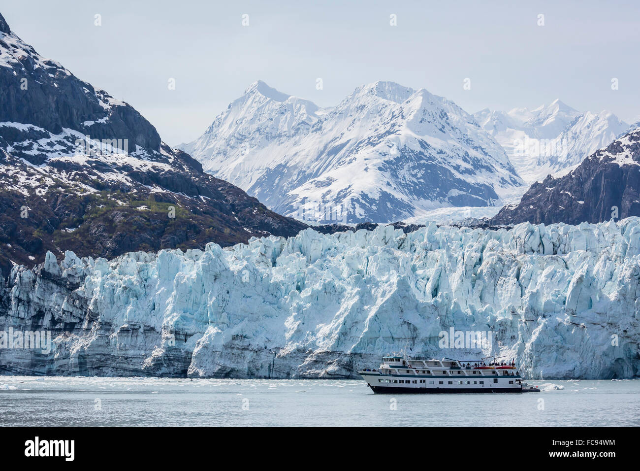 Ein Tourist Schiff erkundet den Lamplugh Gletscher im Glacier-Bay-Nationalpark und Konserve, südöstlichen Alaska, USA Stockfoto