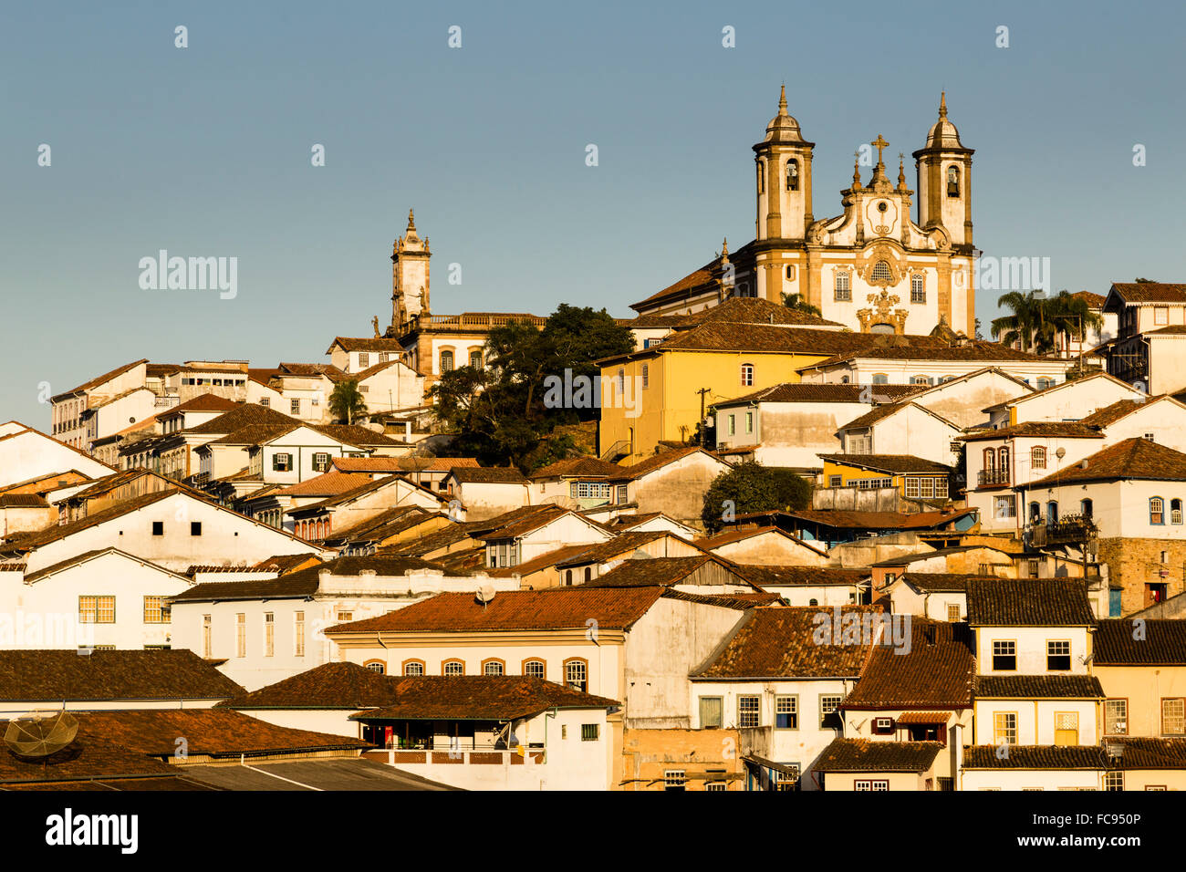 Altstadt von Ouro Preto, ehemaligen kolonialen Bergbau-Stadt mit der Kirche Igreja da Nossa Senhora do Carmo, Ouro Preto Stockfoto