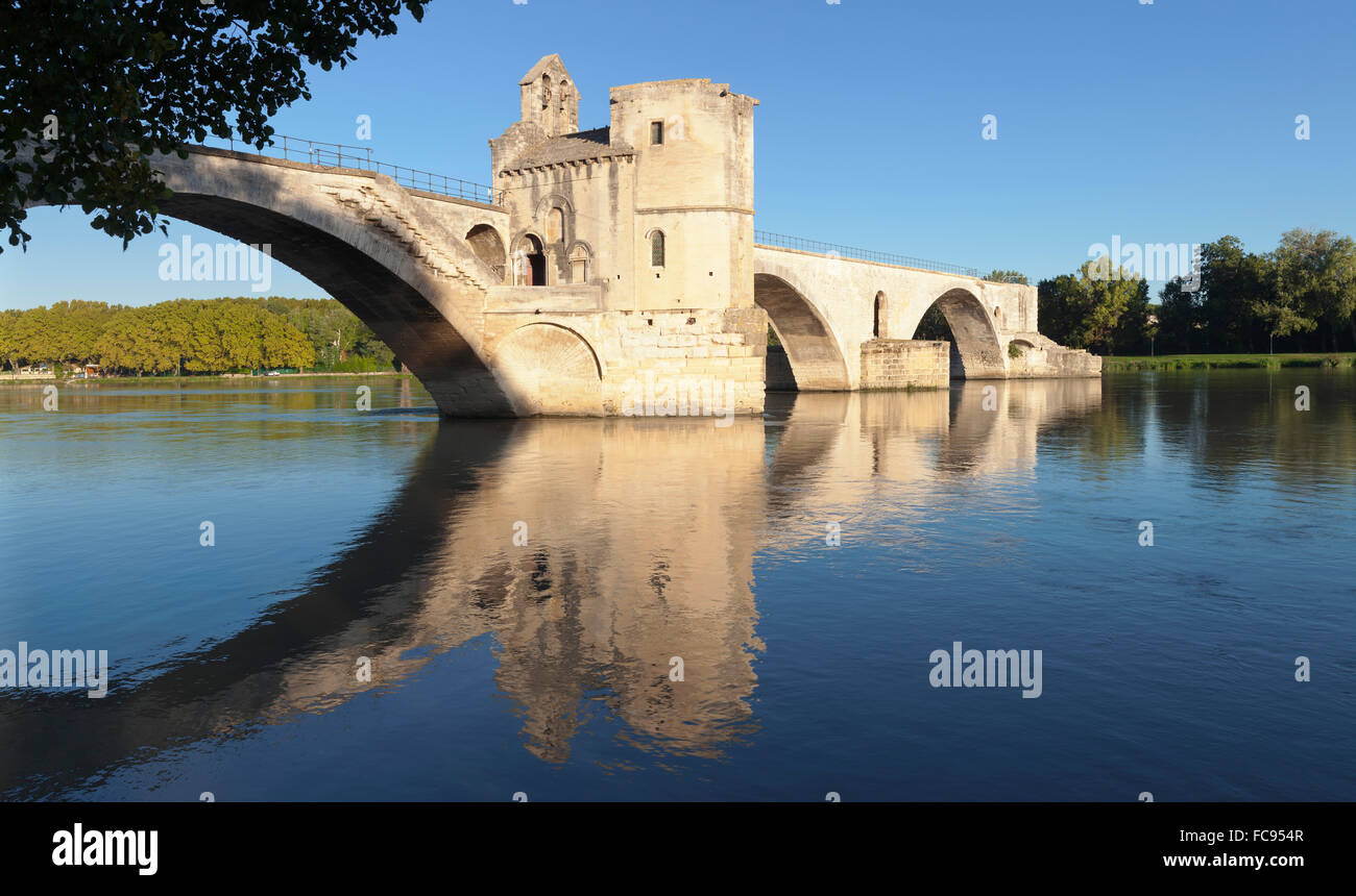 Brücke St. Benezet über Rhone Fluss bei Sonnenuntergang, UNESCO, Avignon, Vaucluse, Provence, Provence-Alpes-Cote d ' Azur, Frankreich Stockfoto