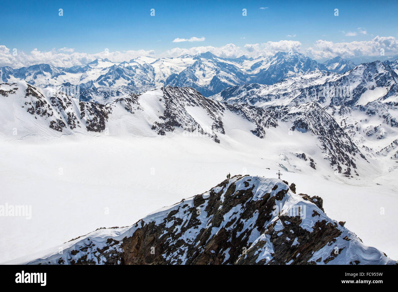 Luftaufnahme des Alpin-Skifahrer auf den Berg Dosegu, Nationalpark Stilfser Joch, Valtellina, Valfurva, Lombardei, Italien, Europa Stockfoto
