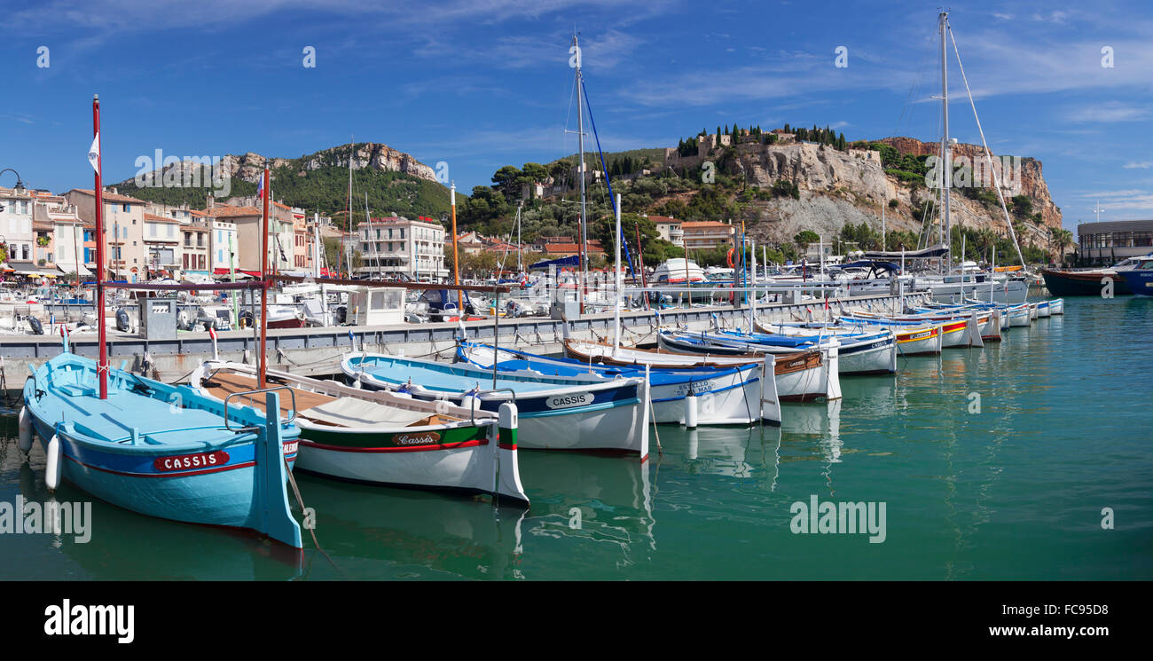 Fischerboote im Hafen, Schloss im Hintergrund, Cassis, Provence, Provence-Alpes-Cote d ' Azur, Südfrankreich, Frankreich Stockfoto