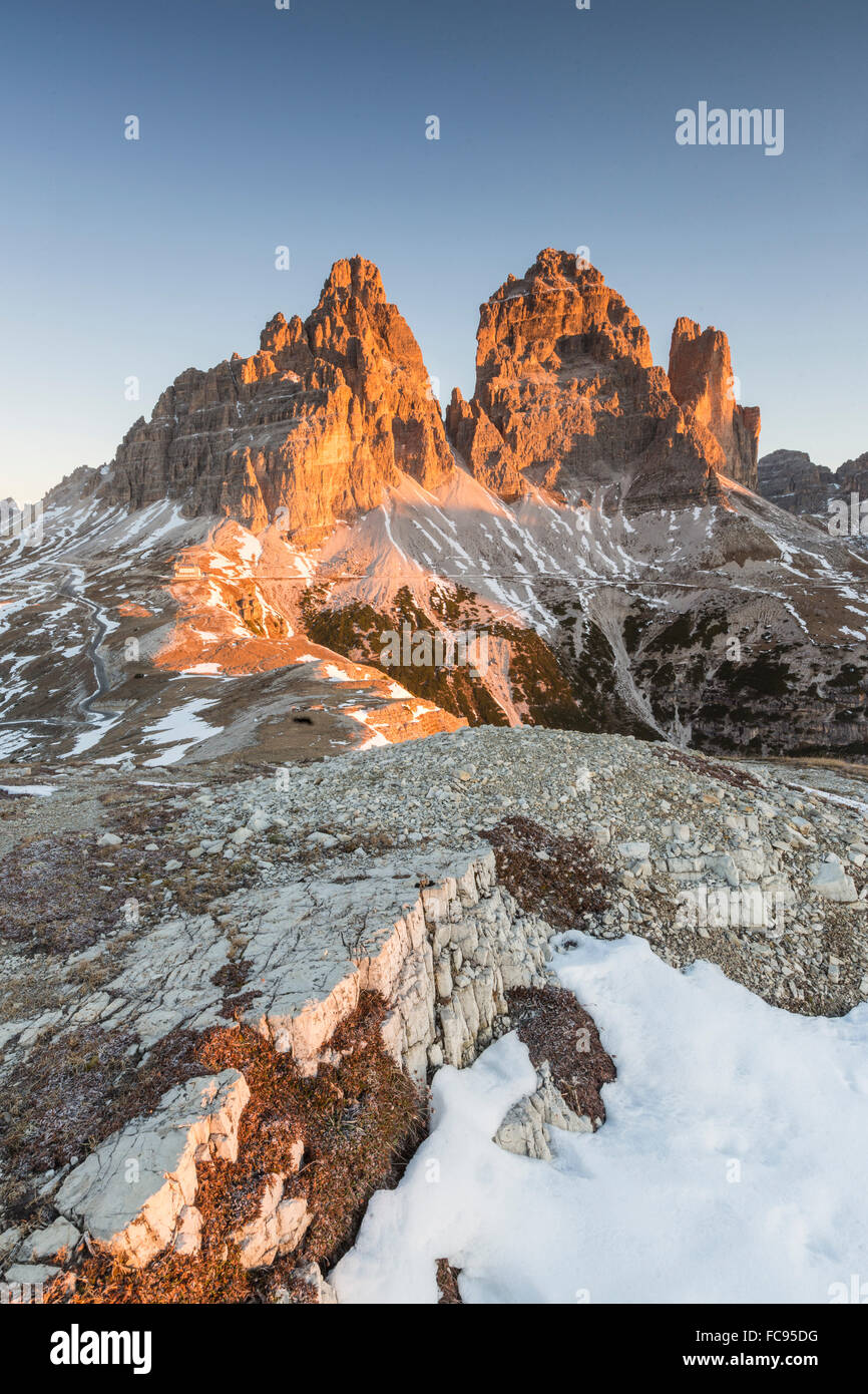 Das Licht des Sonnenaufgangs rahmt die drei Zinnen von Lavaredo, Dolomiten, Auronzo von Cadore, Veneto, Italien, Europa Stockfoto