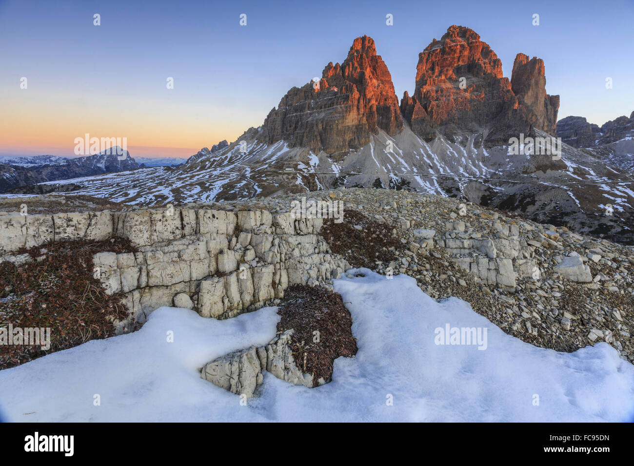 Rosa Himmel bei Sonnenaufgang rahmt die drei Zinnen von Lavaredo, Dolomiten, Auronzo von Cadore, Veneto, Italien, Europa Stockfoto