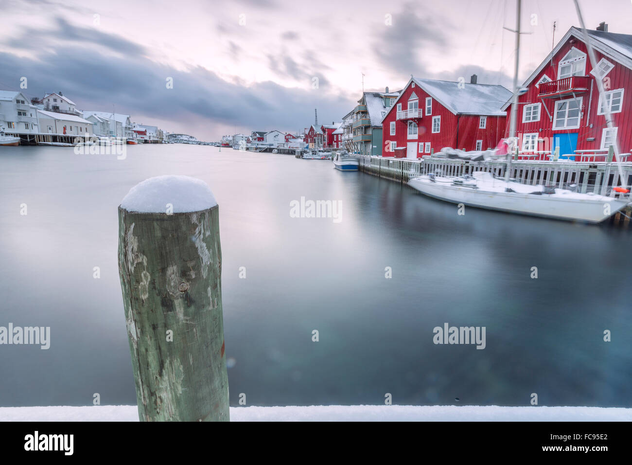 Die typischen Fischerdorf Dorf von Henningsvær mit seinen roten Häusern (Rorbu), Lofoten-Inseln, Arktis, Nord-Norwegen, Skandinavien Stockfoto