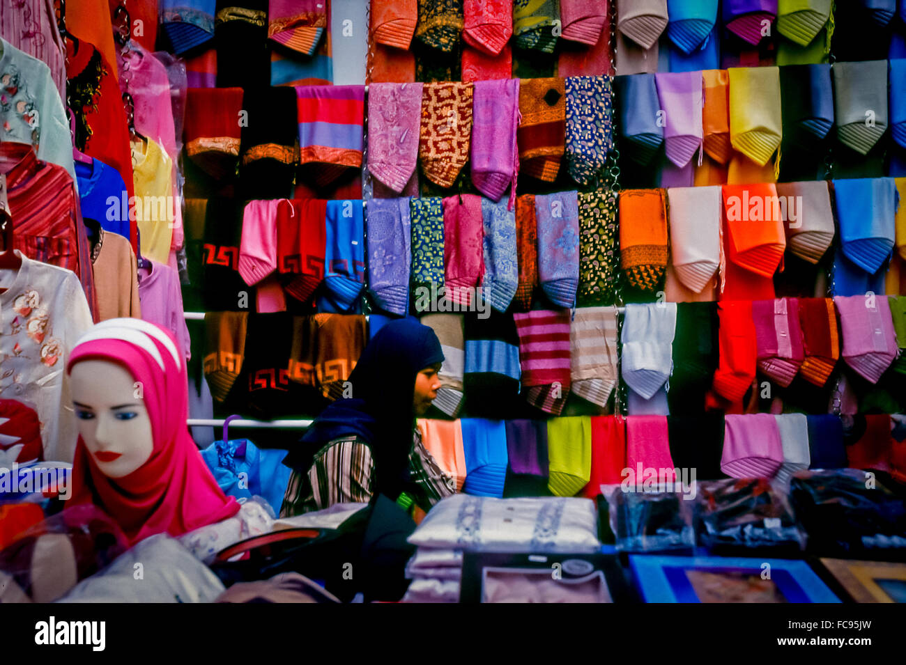 Hijab-Shop, kleine Industrie, die nach dem boomenden islamischen religiösen Tour nach Daarut Tauhiid in Gegerkalong, Bandung, Indonesien gedeihen. Stockfoto