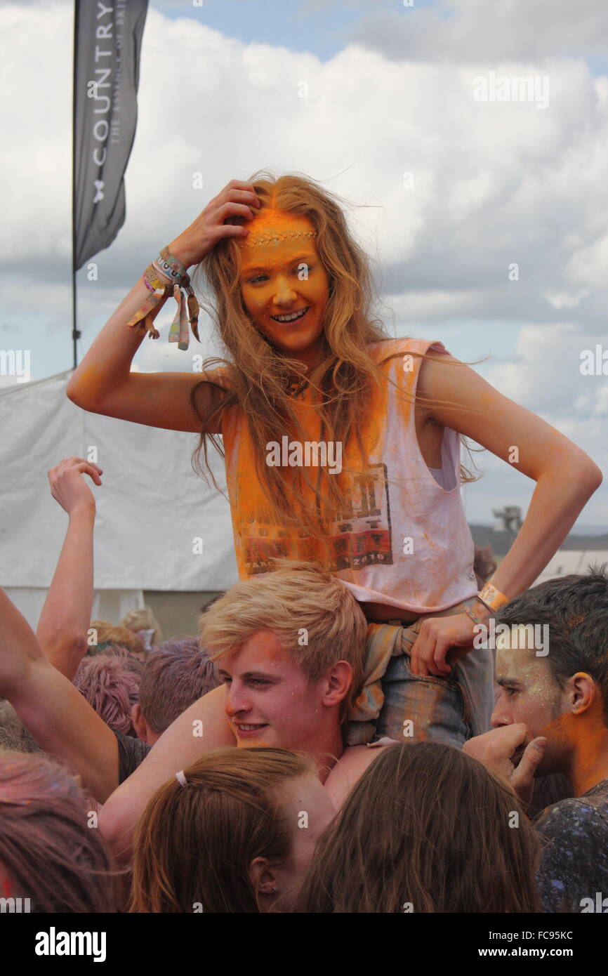 Eine junge Frau hat Spaß an einem Farbpulver Farbe Kampf beim Y Not Music Festival, Derbyshire England UK Stockfoto