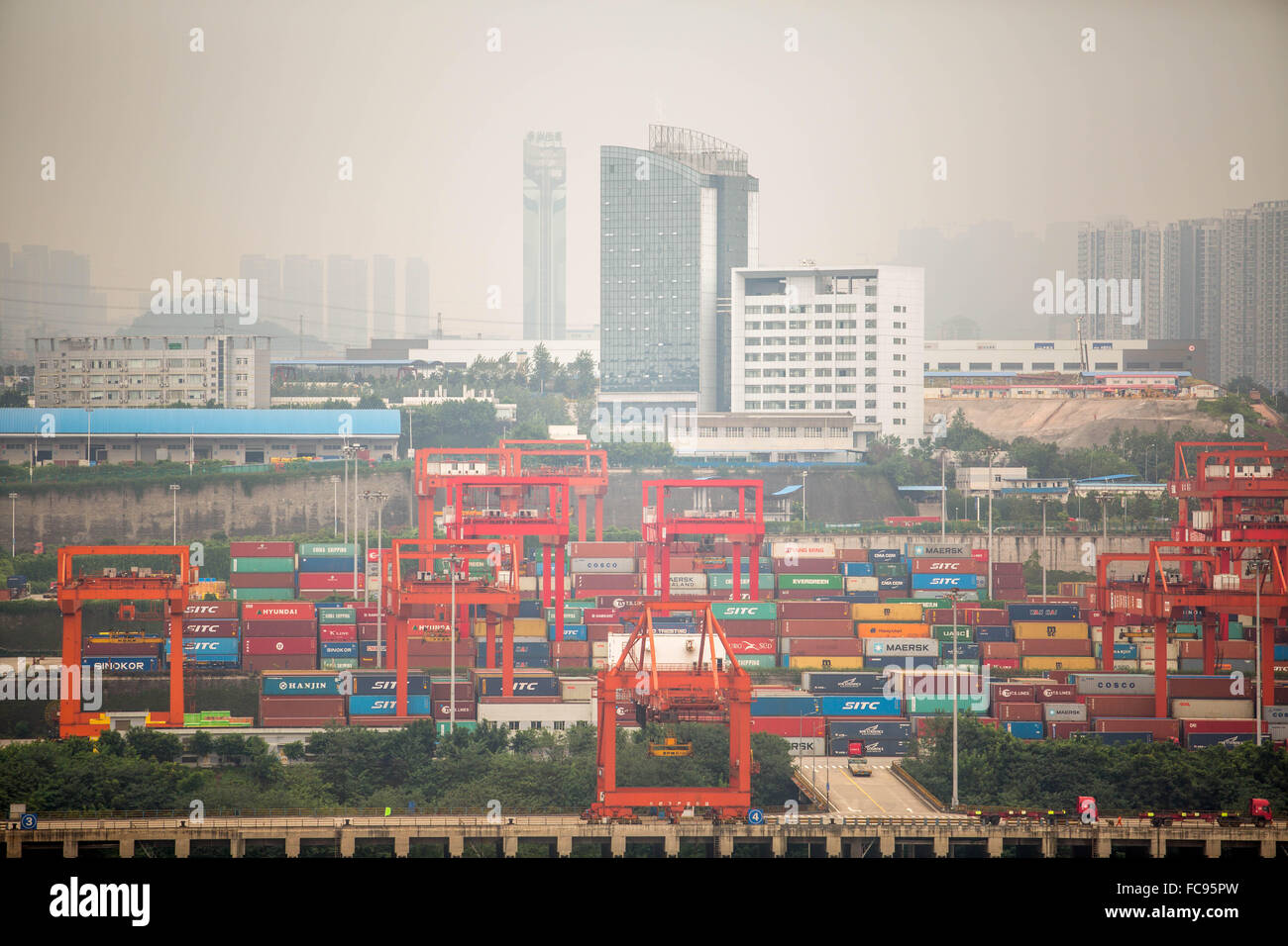 Containerhafen am Jangtse-Fluss in Chongqing Stockfoto