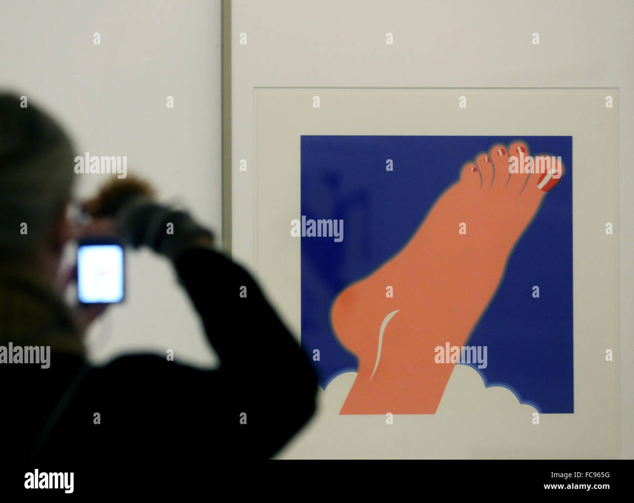 Oberhausen, Deutschland. 21. Januar 2016. Ein Besucher fotografiert "Fuß" (1968) von Tom Wesselmann in der Ludwiggalerie Schloss Oberhausen, Deutschland, 21. Januar 2016. Die Drucke sind Teil der Ausstellung "amerikanischen Pop Art", die in der Ludwiggalerie Schloss Oberhausen vom 24 Januar bis 16. Mai 2016 gesehen werden kann. Foto: ROLAND WEIHRAUCH/Dpa/Alamy Live News Stockfoto