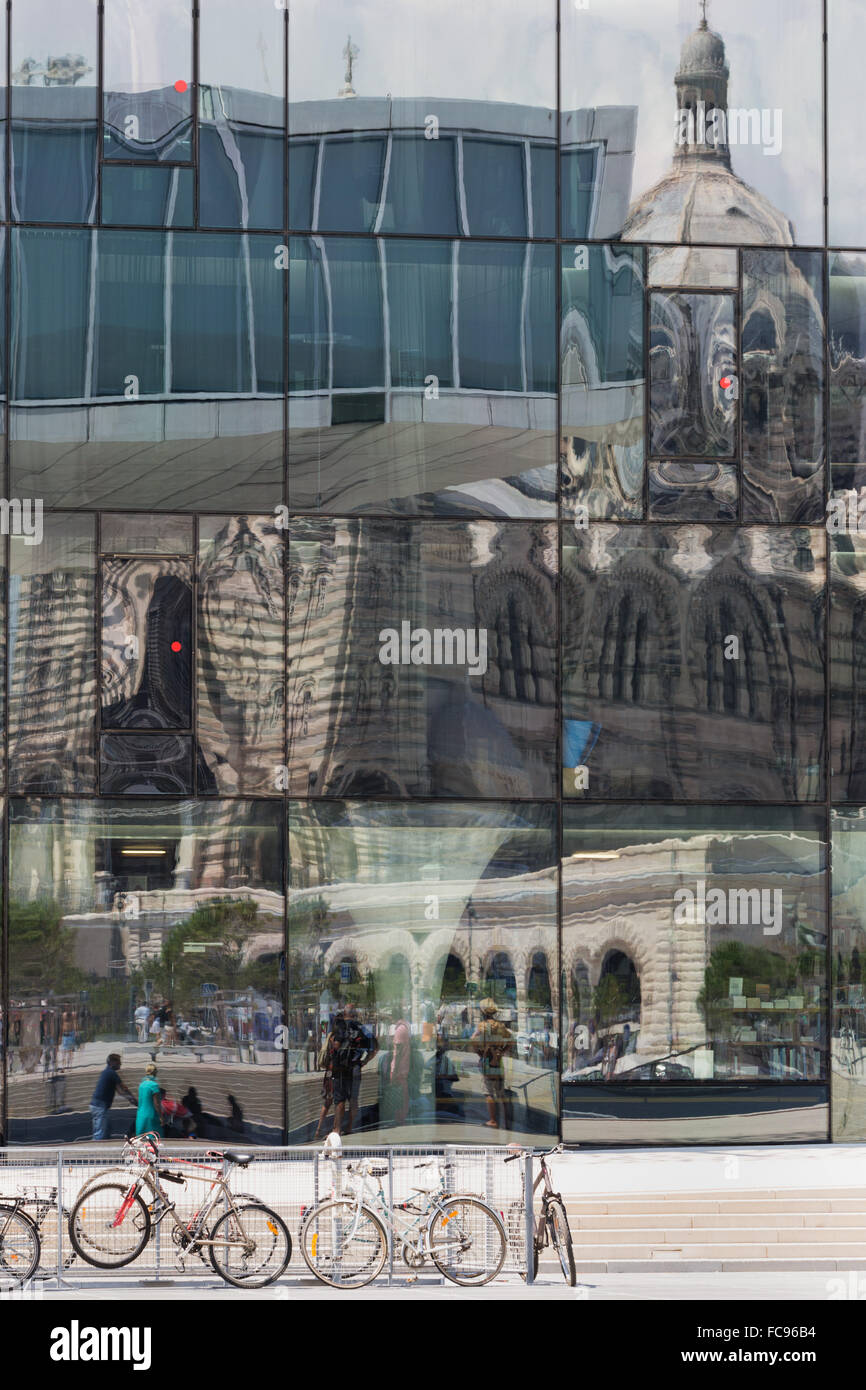 Die neue MuCEM Galerie in Marseille mit der Kathedrale spiegelt sich im Glas, Marseille, Provence, Frankreich, Europa Stockfoto