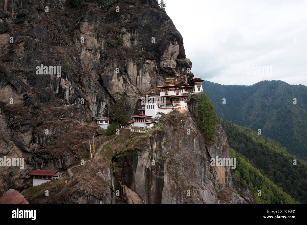 Taktsang Palphug Kloster (Tiger Nest), einen prominenten heiligen buddhistischen Seite klammerte sich an Felsen 3120 m, Bhutan Stockfoto