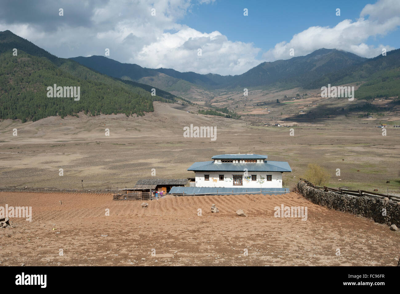 Kleines Gehöft im breiten und flachen Phobjikha Tal, wo der Schwarzhals-Kranich den Sommer, Phobjikha, Bhutan verbringt Stockfoto