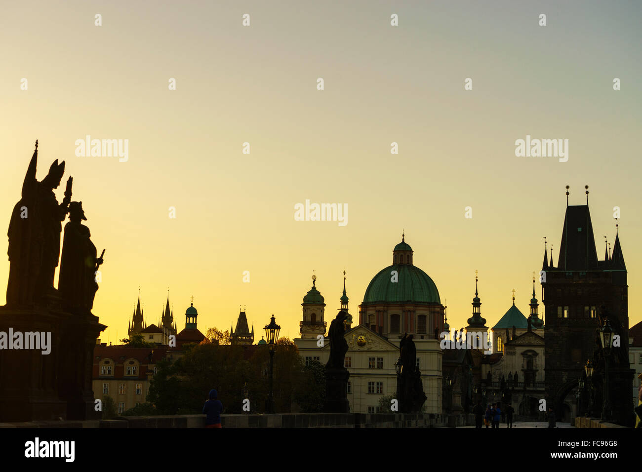 Karlsbrücke und Altstadt Türme, UNESCO-Weltkulturerbe, Prag, Tschechische Republik, Europa Stockfoto