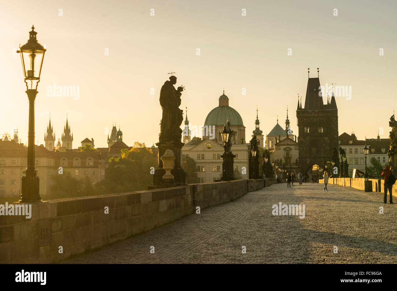 Sonnenaufgang auf der Karlsbrücke, UNESCO-Weltkulturerbe, Prag, Tschechische Republik, Europa Stockfoto