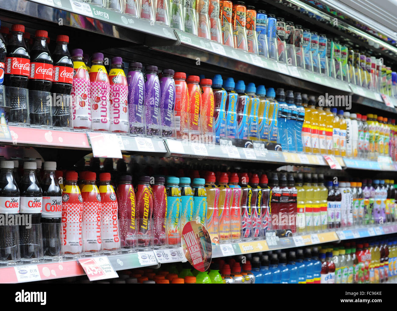 Fizzy kohlensäurehaltige Erfrischungsgetränke für Verkauf in einem Geschäft. Zuckerhaltige Limonaden verursachen Karies, Diabetes und Herzerkrankungen. Stockfoto