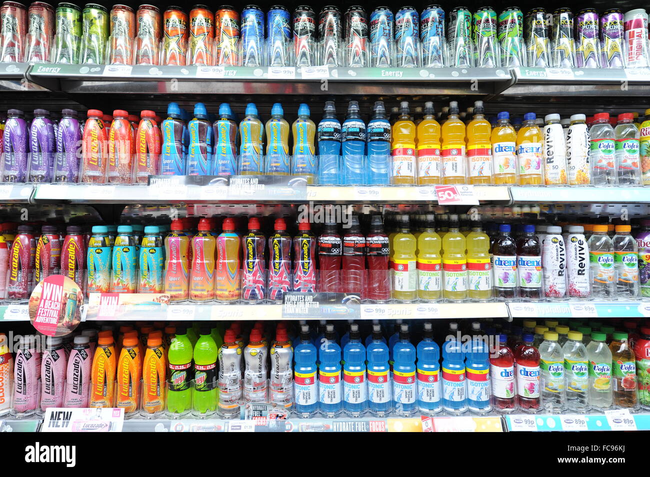 Fizzy kohlensäurehaltige Erfrischungsgetränke für Verkauf in einem Geschäft. Zuckerhaltige Limonaden verursachen Karies, Diabetes und Herzerkrankungen. Stockfoto