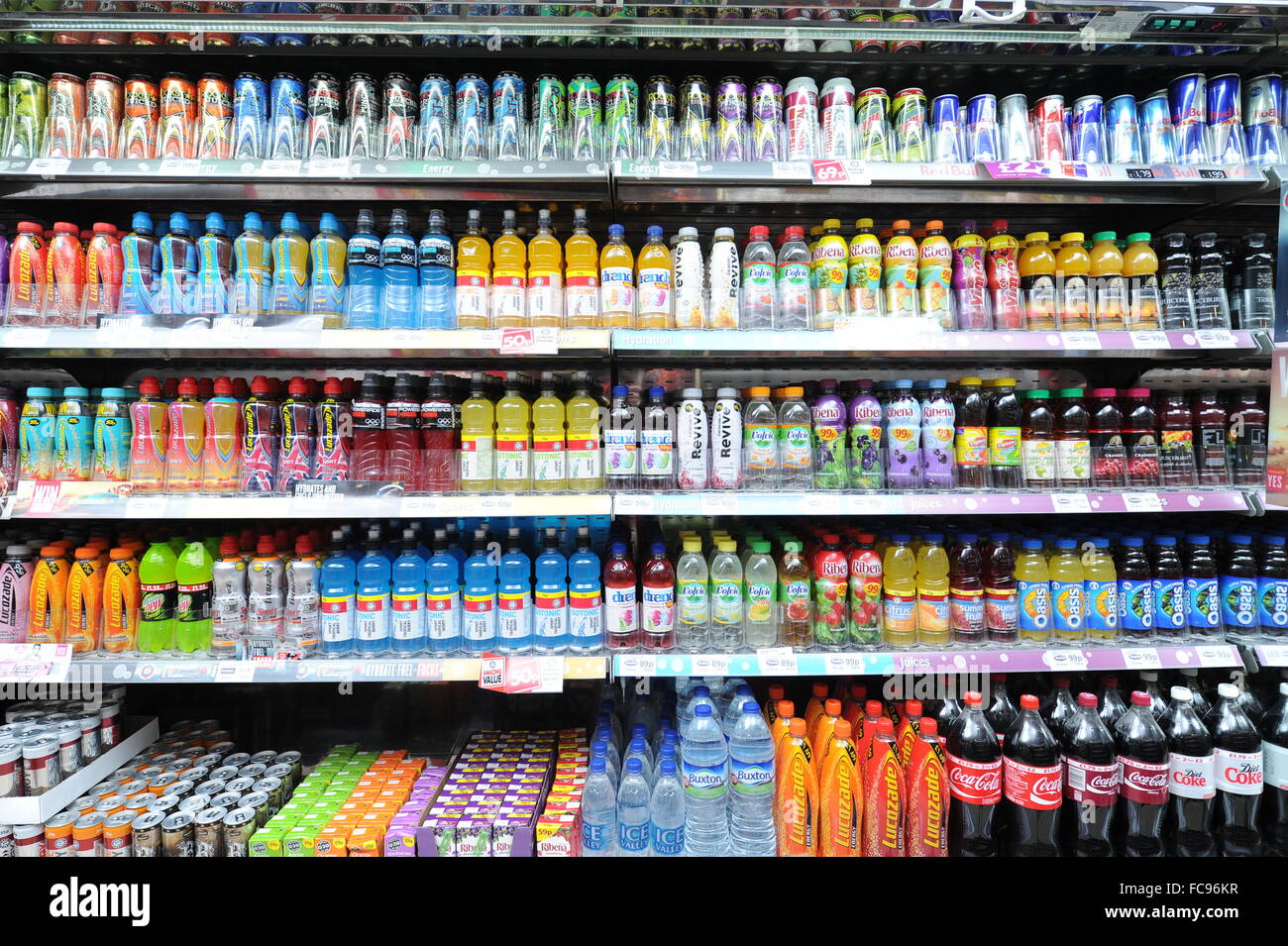 Fizzy kohlensäurehaltige Erfrischungsgetränke für Verkauf in einem Geschäft. Zuckerhaltige Limonaden verursachen Karies, Diabetes und Herzerkrankungen. Stockfoto