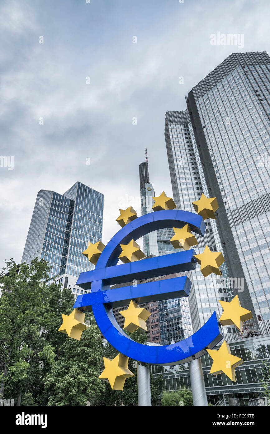 Eurotower, ehemaliger Sitz der Europäischen Zentralbank, und Euro-Symbol, Frankfurt Am Main, Hessen, Deutschland, Europa Stockfoto